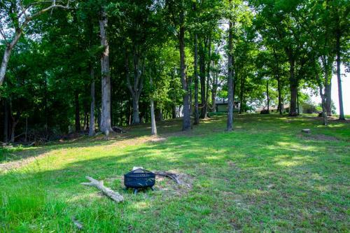 Hidden Lake Retreat - Lake Access, View And Fireplace