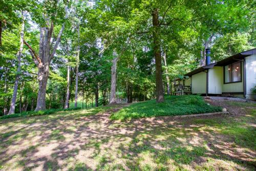 Hidden Lake Retreat - Lake Access, View And Fireplace