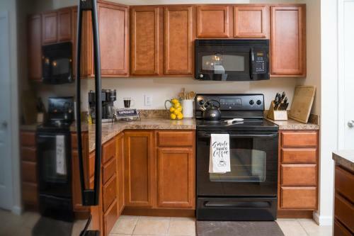 Luxe Quiet Townhouse W/parking/pool/by Dollywood