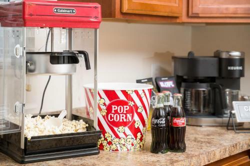 Luxe Quiet Townhouse W/parking/pool/by Dollywood