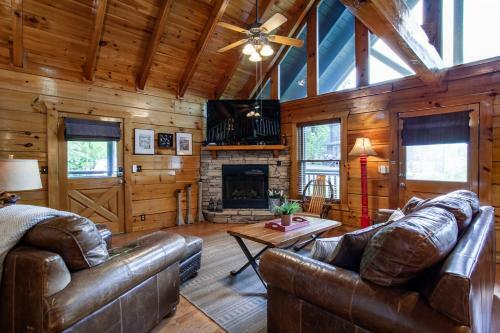 Bear Hugs - Hot Tub, 2 Fire Pits, And Fireplace