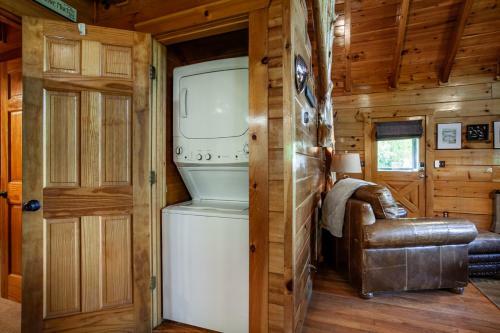 Bear Hugs - Hot Tub, 2 Fire Pits, And Fireplace