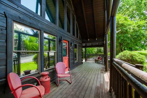 Bear Hugs - Hot Tub, 2 Fire Pits, And Fireplace