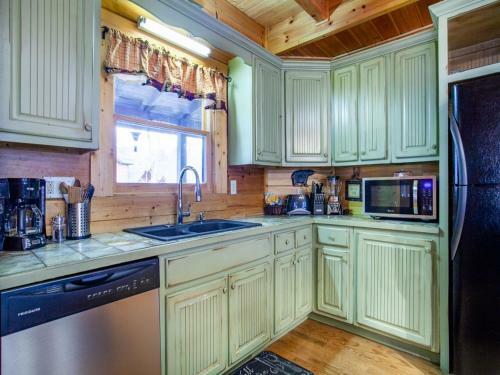 Cedar Forest-theater, Game Room, Hottub