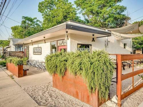 Airy East Downtown Gem King Bed Sleeps 8 Fast Wifi 3br