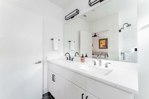 Airy East Downtown Gem King Bed Sleeps 8 Fast Wifi 3br