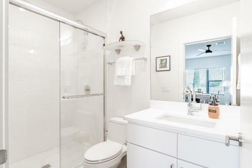 Airy East Downtown Gem King Bed Sleeps 8 Fast Wifi 3br