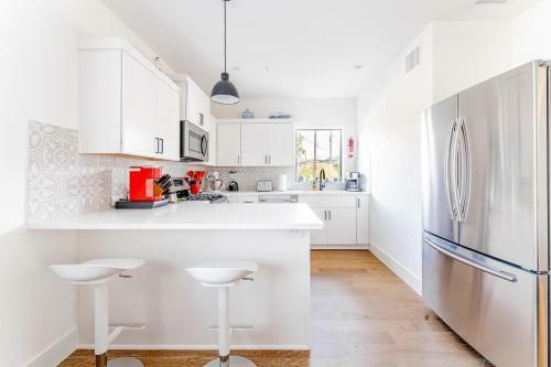 Airy East Downtown Gem King Bed Sleeps 8 Fast Wifi 3br