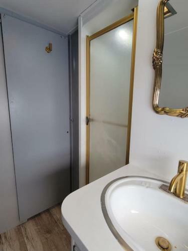 Apartamento Maggie At The Beach - Waterfront Retro Retreat