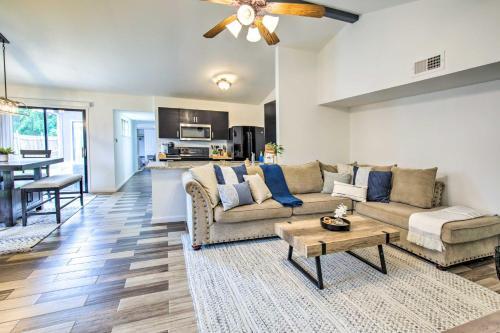 The Colony Townhome Near Golfing And Lakes!
