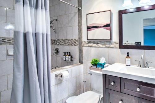 The Colony Townhome Near Golfing And Lakes!