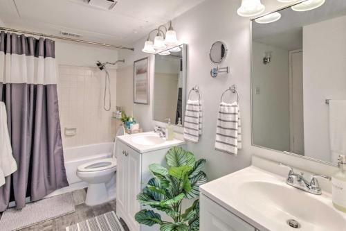 The Colony Townhome Near Golfing And Lakes!
