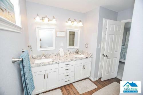 Blue Crab - Beach & Bay Views - Sleeps 6