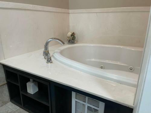 Comfortable Bungalow Near Liberty Park