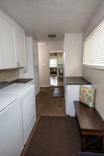 Comfortable Bungalow Near Liberty Park