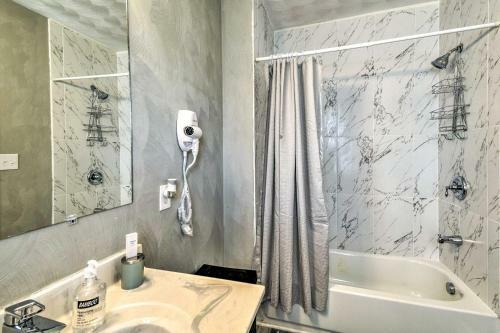 Portsmouth Apartment - 3 Blocks From Water!