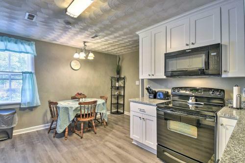Portsmouth Apartment - 3 Blocks From Water!