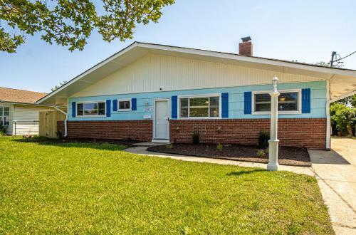 Cozy Bay Cottage Private Yard Blocks From Beach!