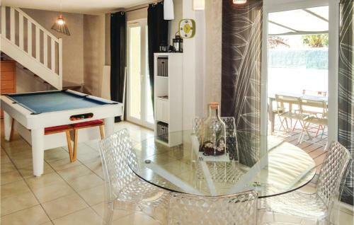 Four-bedroom Holiday Home In Montblanc