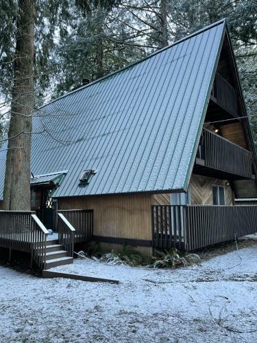Spacious Riverside A-frame Cabin W/ Mt Baker Views
