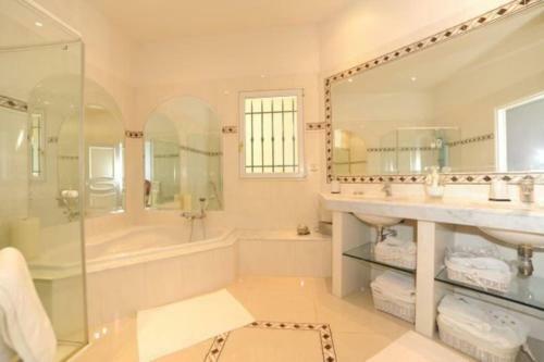 Villa Mougins Yourhosthelper