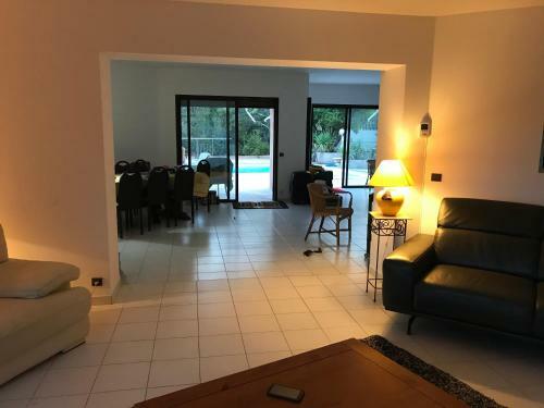 Villa Avec Piscine Sur Les Hauts De N�mes
