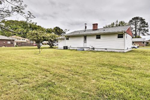 Updated Hampton Home With Yard Less Than 2 Mi To Beach!
