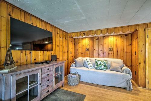 Picturesque Cottage With Sunroom On Ashmere Lake!