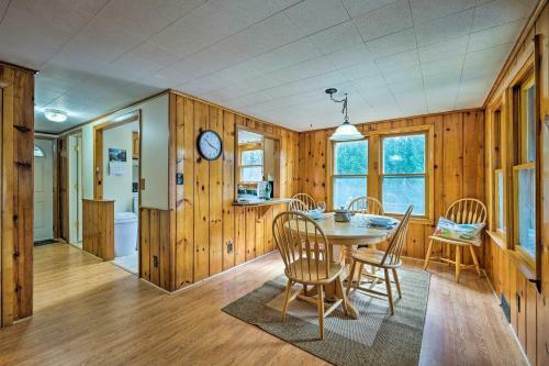 Picturesque Cottage With Sunroom On Ashmere Lake!