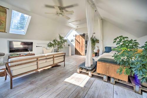 Serene Great Barrington Cottage With Fire Pit!