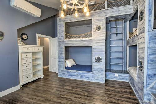 Luxe Lakefront Escape With 4 Kayaks, Hot Tub, Beach!