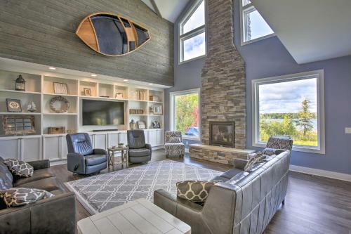 Luxe Lakefront Escape With 4 Kayaks, Hot Tub, Beach!