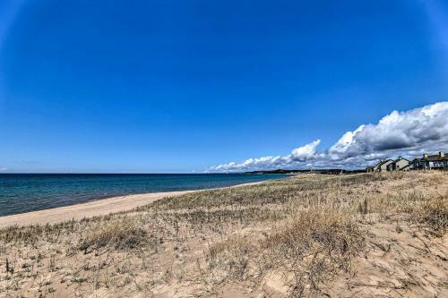 Apartamento Manistee Condo With Deck 300 Ft To Beachfront!