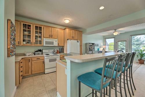 Apartamento Manistee Condo With Deck 300 Ft To Beachfront!