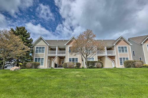 Apartamento Manistee Condo With Deck 300 Ft To Beachfront!