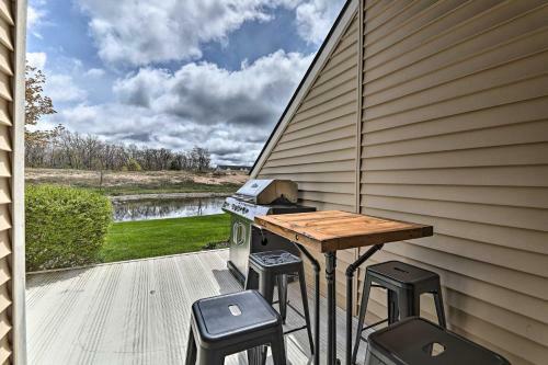 Apartamento Manistee Condo With Deck 300 Ft To Beachfront!