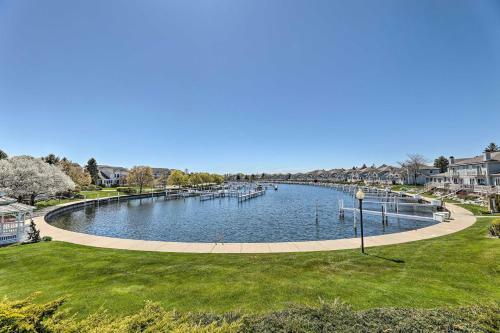 Apartamento Manistee Condo With Deck 300 Ft To Beachfront!
