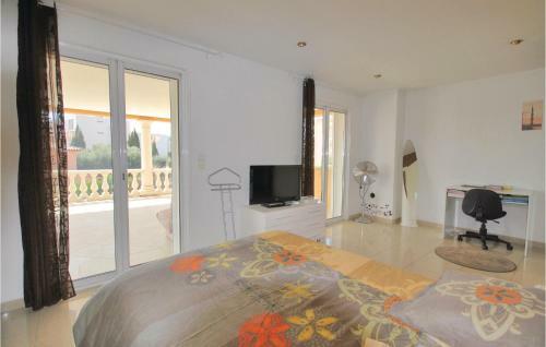 Five-bedroom Holiday Home In Frejus