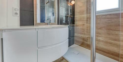 Villa Ref 026 Maison Moderne Avec Belles Prestations Piscine Et Jacuzzi � Arzon