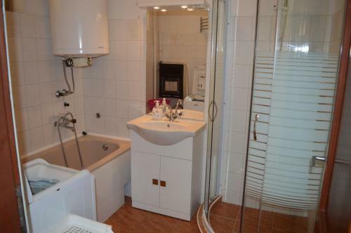 Csepp Nyaral�h�z Medenc�vel