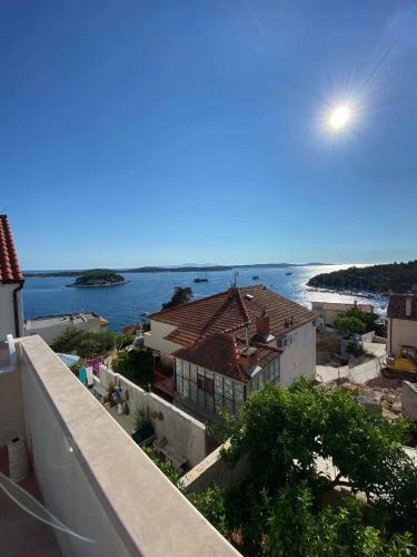 House Erin, Hvar