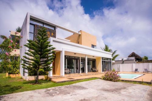 Villa Fitz: Sunlit Beach Getaway W/ Pool + Wifi