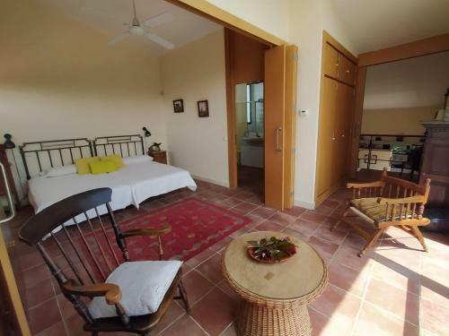 Fant�stica Vivienda Con Amplio Jard�n Y Piscina