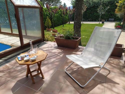Fant�stica Vivienda Con Amplio Jard�n Y Piscina
