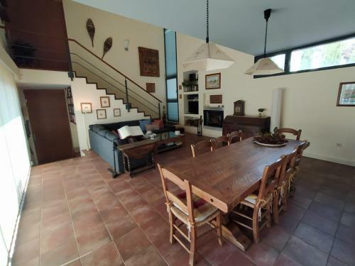Fant�stica Vivienda Con Amplio Jard�n Y Piscina
