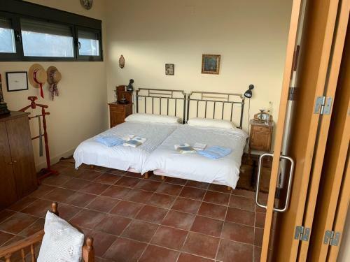 Fant�stica Vivienda Con Amplio Jard�n Y Piscina