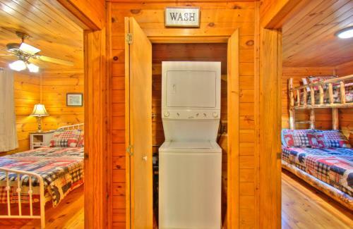 Loony Bear Cabin Is Pet Friendly With Wood Stove Creekside Firepit