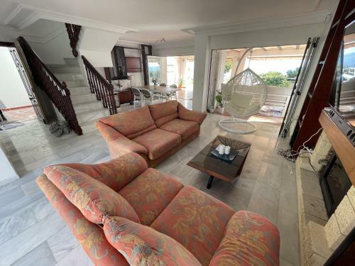 Fab 6 Bedroom Villa With Pool Only Short Walk To B