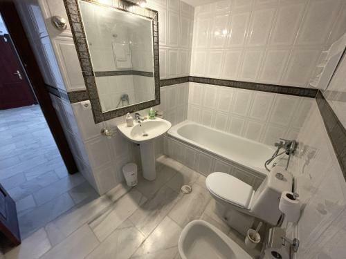 Fab 6 Bedroom Villa With Pool Only Short Walk To B