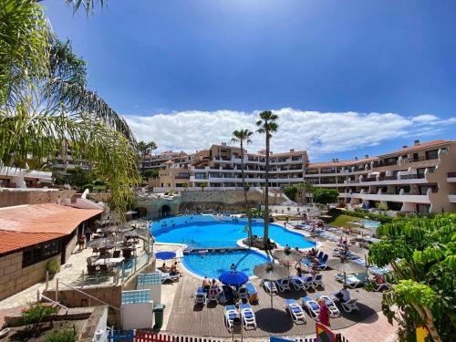 Walk To Golf Heated Pool Apartment